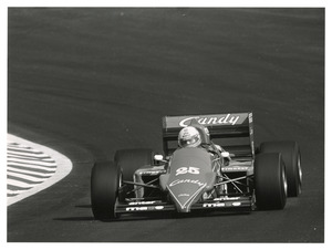 Il pilota Andrea De Cesaris (n. 25) su Ligier Renault gommata Pirelli