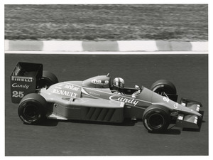 Il pilota Andrea De Cesaris (n. 25) su Ligier Renault gommata Pirelli