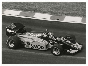 Il pilota Pierluigi Martini (n. 29) su Minardi-Motori Moderni gommata Pirelli