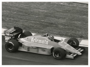 Il pilota Piercarlo Ghinzani (n. 24) su Osella Alfa-Romeo gommata Pirelli