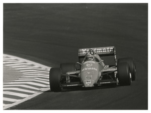 Il pilota Piercarlo Ghinzani (n. 24) su Osella Alfa-Romeo gommata Pirelli