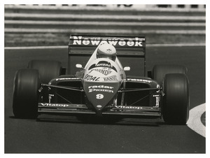 Il pilota Manfred Winkelhock (n. 9) su RAM-Hart gommata Pirelli