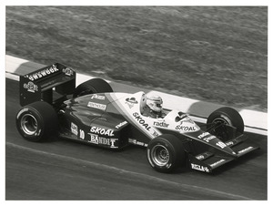 Il pilota Philippe Alliot (n. 10) su RAM-Hart gommata Pirelli
