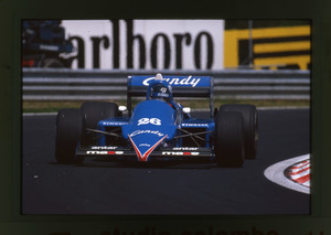 Il pilota Jacques Laffite 8n. 26) su Ligier-Renault gommata Pirelli