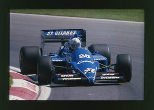 Il pilota Andrea De Cesaris (n. 25) su Ligier-Renault gommata Pirelli