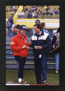 Dario Calzavara (tecnico Pirelli) con un tecnico McLaren