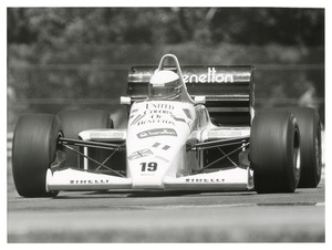 Il pilota Teo Fabi (n. 19) su Toleman-Hart gommata Pirelli