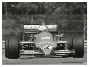 Il pilota Andrea De Cesaris (n. 25) su Ligier-Renault gommata Pirelli