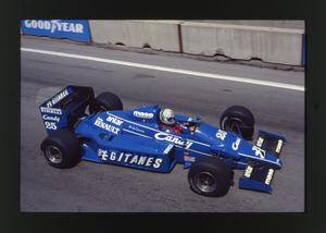 Il pilota Andrea De Cesaris (n. 25) su Ligier-Renault gommata Pirelli