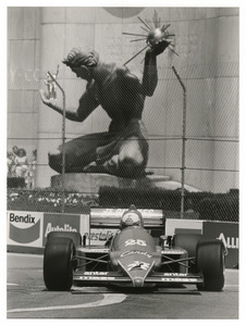 Il pilota Andrea De Cesaris (n. 25) su Ligier-Renault gommata Pirelli