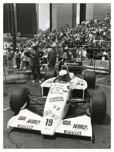 Il pilota Teo Fabi (n. 19) su Toleman-Hart gommata Pirelli