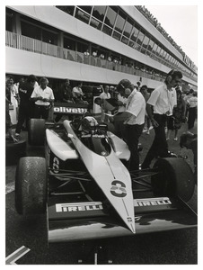 Il pilota Marc Surer (n. 8) ai box Brabham-BMW