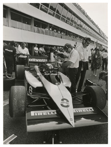 Il pilota Marc Surer (n. 8) ai box Brabham-BMW