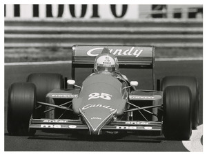 Il pilota Andrea De Cesaris (n. 25) su Ligier-Renault gommata Pirelli