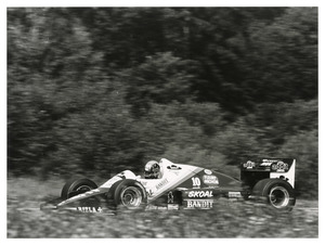 Il pilota Kenny Acheson (n. 10) su RAM-Hart gommata Pirelli (unica gara di Acheson con il n. 10)