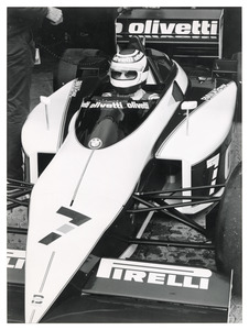 Il pilota Nelson Piquet (n.7) ai box Brabham