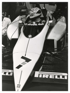 Il pilota Nelson Piquet (n.7) ai box Brabham