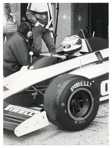 Il pilota Nelson Piquet (n.7) ai box Brabham