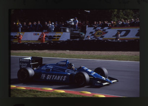 Il pilota Jacques Laffite (n.26) su Ligier Renault gommata Pirelli