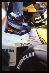 Il pilota Gianni Morbidelli (n. 24) ai box Minardi