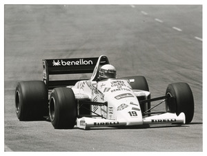 Il pilota Teo Fabi (n.19) su Toleman-Hart gommata Pirelli