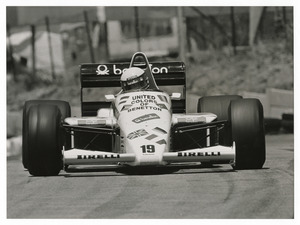 Il pilota Teo Fabi (n.19) su Toleman-Hart gommata Pirelli