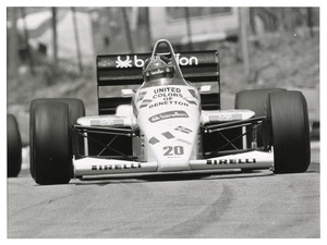 Il pilota Piercarlo Ghinzani (n.20) su Toleman-Hart gommata Pirelli