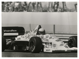 Il pilota Teo Fabi (n. 19) su Toleman-Hart gommata Pirelli
