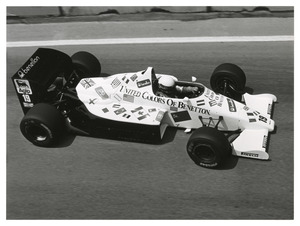 Il pilota Teo Fabi (n. 19) su Toleman-Hart gommata Pirelli