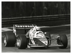 Il pilota Philippe Alliot (n. 9) su RAM-Hart gommata Pirelli