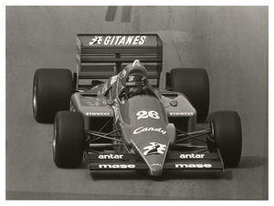 Il pilota Jacques Laffite su Ligier-Renault durante il campionato 1985