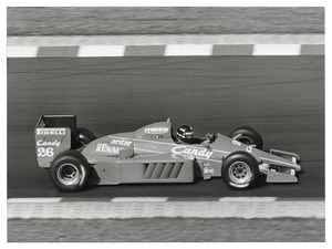Il pilota Jacques Laffite (n. 26) su Ligier-Renault gommata Pirelli