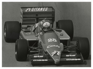 Il pilota Andrea De Cesaris su Ligier-Renault durante il campionato 1985