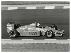 Il pilota Andrea De Cesaris (n. 25) su Ligier-Renault gommata Pirelli