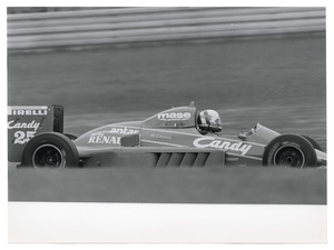 Il pilota Andrea De Cesaris (n. 25) su Ligier-Renault gommata Pirelli
