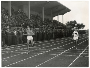 La finale dei 400 metri, vinta da Luigi Grossi (G.S. Pirelli) in 504 davanti a Grilli (G.S.Pirelli) e Barili (CUS Milano)