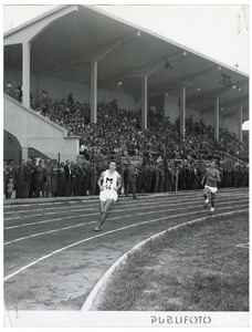 Una fase della corsa dei 400 metri piani. La fotografia è pubblicata in Fatti e Notizie n. 5/1955