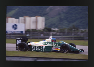 Il pilota Gerhard Berger (n. 20) su Benetton-BMW gommata Pirelli