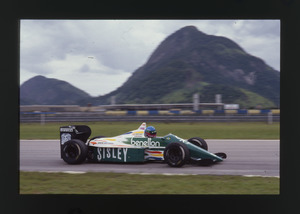 Il pilota Gerhard Berger (n. 20) su Benetton-BMW gommata Pirelli