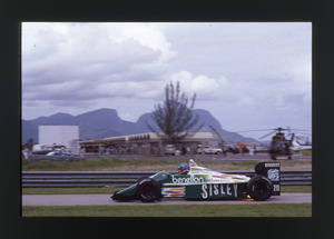 Il pilota Gerhard Berger (n. 20) su Benetton-BMW gommata Pirelli