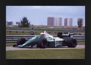 Il pilota Teo Fabi (n. 19) su Benetton-BMW gommata Pirelli
