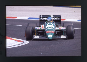 Il pilota Gerhard Berger (n. 20) su Benetton BMW gommata Pirelli