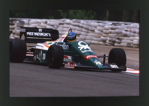 Il pilota Gerhard Berger (n. 20) su Benetton BMW gommata Pirelli