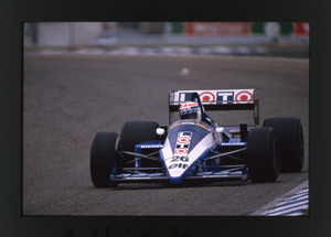Il pilota Philippe Alliot (n. 26) su Ligier Renault gommata Pirelli