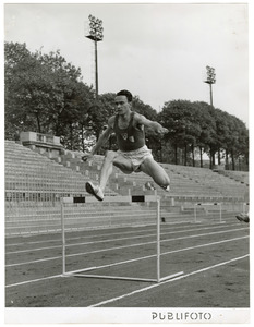 L'ostacolista Luigi Grossi impegnato nella gara dei 400 metri