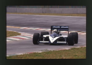 Il pilota Riccardo Patrese (n. 7) su Brabham-BMW gommata Pirelli