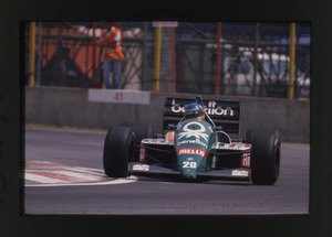 Il pilota Gerhard Berger (n. 20) su Benetton-BMW gommata Pirelli
