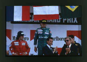 Il pilota Gerhard Berger (n. 20) vincitore su Benetton-BMW (a sinistra secondo Alain Prost su McLaren-TAG)