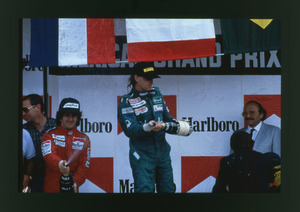 Il pilota Gerhard Berger (n. 20) vincitore su Benetton-BMW (a sinistra secondo Alain Prost su McLaren-TAG)