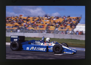 Il pilota Ren&eacute; Arnaux (n. 25) su Ligier-Renault gommata Pirelli